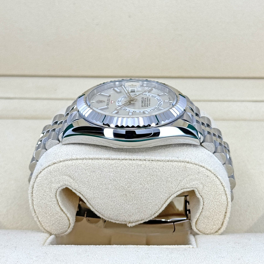 Sky-Dweller, 42mm, Oystersteel and 18k White Gold, White, Jubilee, Ref# 336934-0004 — image 4